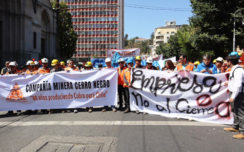 Mineros de Cabildo se manifestaron y exigieron intervención de la autoridad regional ante eventual cierre de Minera Cerro Negro