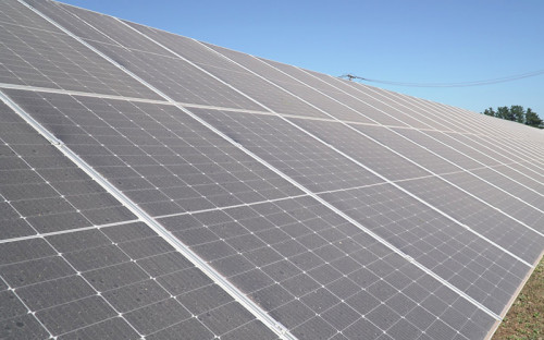 Frente a alza acumulada de cuentas de la luz: paneles solares logran ahorro de hasta $63 mil mensuales en hogares