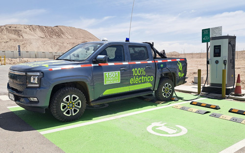 Ministro Hales avanza en la electromovilidad para la descarbonización de sus operaciones