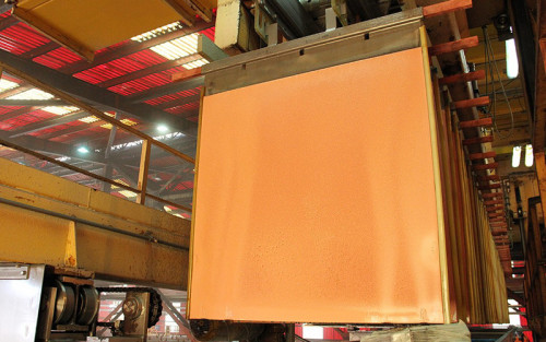 Dólar abre en $911,77 y retrocede ante caída global del billete verde y repunte del cobre