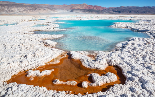 Universidad de Atacama desarrolla solventes basados en líquidos iónicos para la extracción de litio desde salares complejos